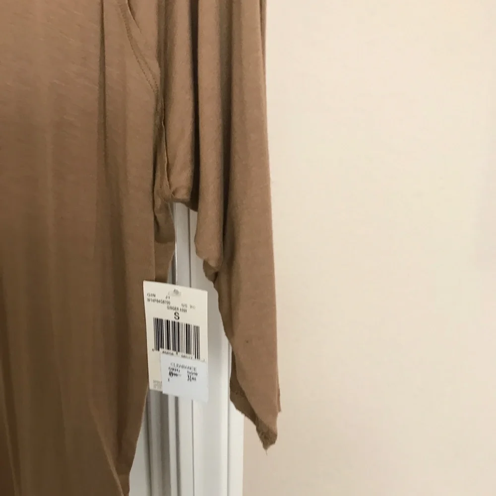 NWT practical v neck top by Guess! - Picture 2 of 3